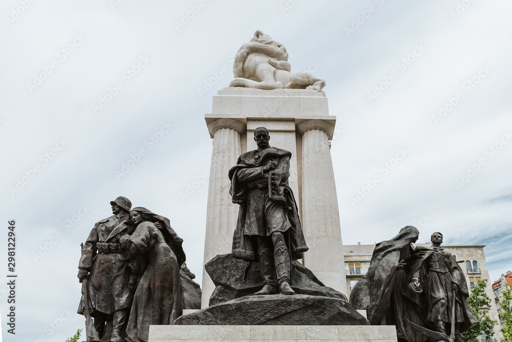 Obraz premium Detail of Tisza Istvan monument, monument to former prime minister Istvan Tisza on Kossuth Square