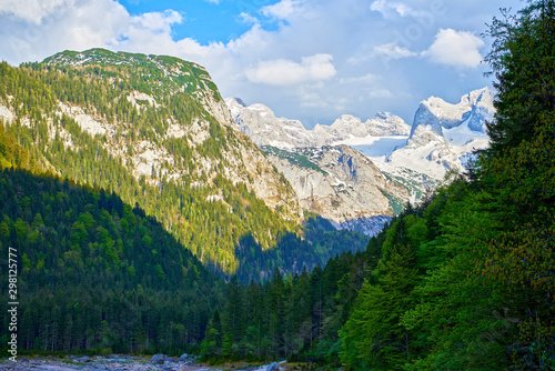 Fototapeta Naklejka Na Ścianę i Meble -  Beautiful Gosausee lake landscape with Dachstein mountains  in Austrian Alps.