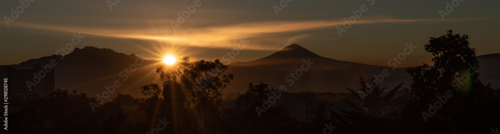Naklejka premium Popocatepetl e iztaccihuatl vistos desde la CDMX