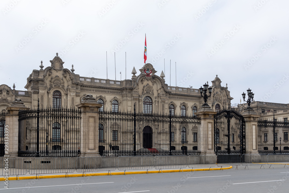 Fototapeta premium Presidential palace in central Lima