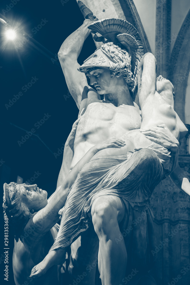 Obraz premium Il Ratto di Polissena is a sculpture 1855-1865 by Pio Fedi placed in the Loggia dei Lanzi in Florence at night.