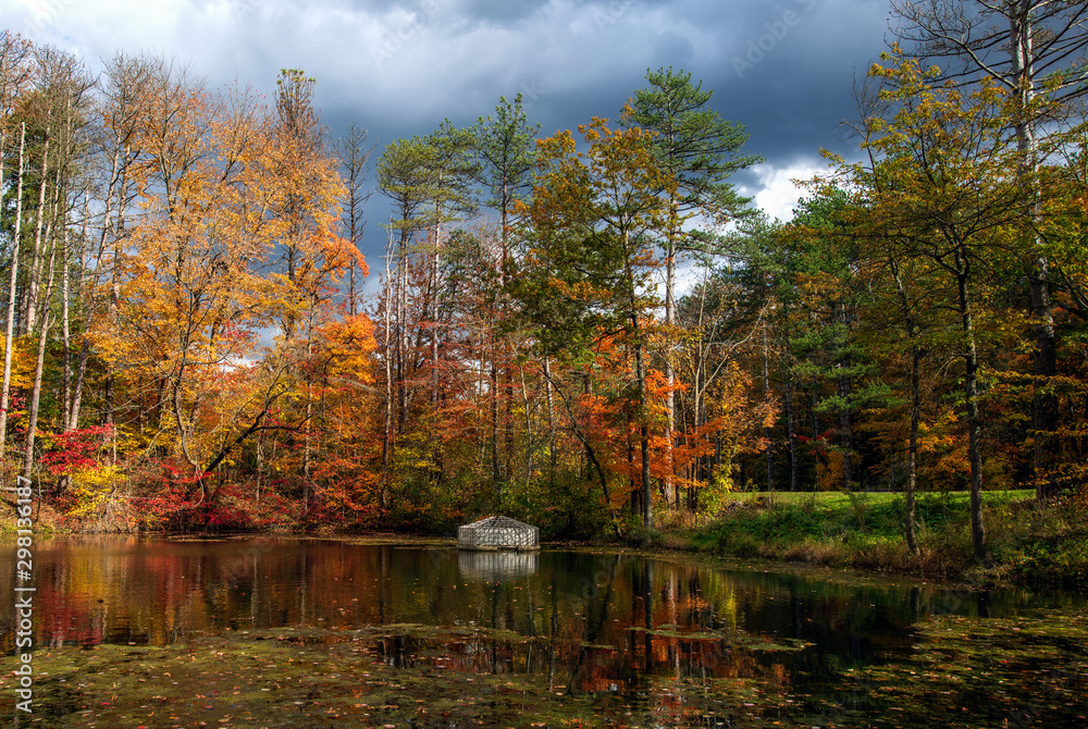Fototapeta premium Strawberry Pond in Autumn at the North Chagrin Reservation