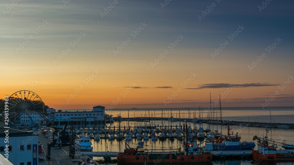 Sassnitz - miasto, kurort i port nad morzem bałtyckim na wyspie rugia widok na port o wschodzie słońca