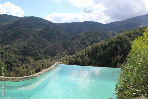 Une piscine    d  bordement dans la Castagniccia