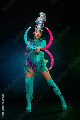 Fotografia Two beautiful go-go dancer girls in freak costumes on disco party in color smoke