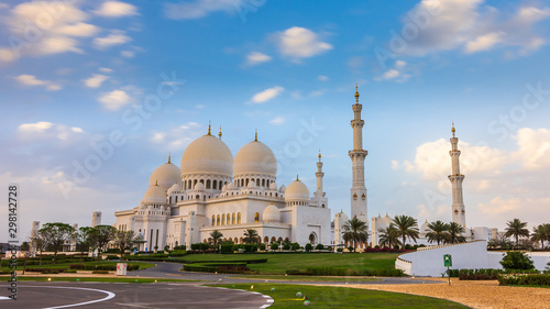 Photos Sheikh Zayed Grand Mosque and Reflection in Fountain at Sunset - Abu Dhabi, Unit
