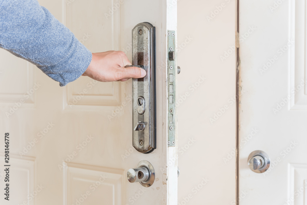 Obraz premium Close-up Asian man wears winter clothes opening the door knob