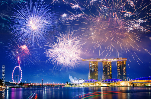 fajerwerki na sylwester panoramę Singapuru