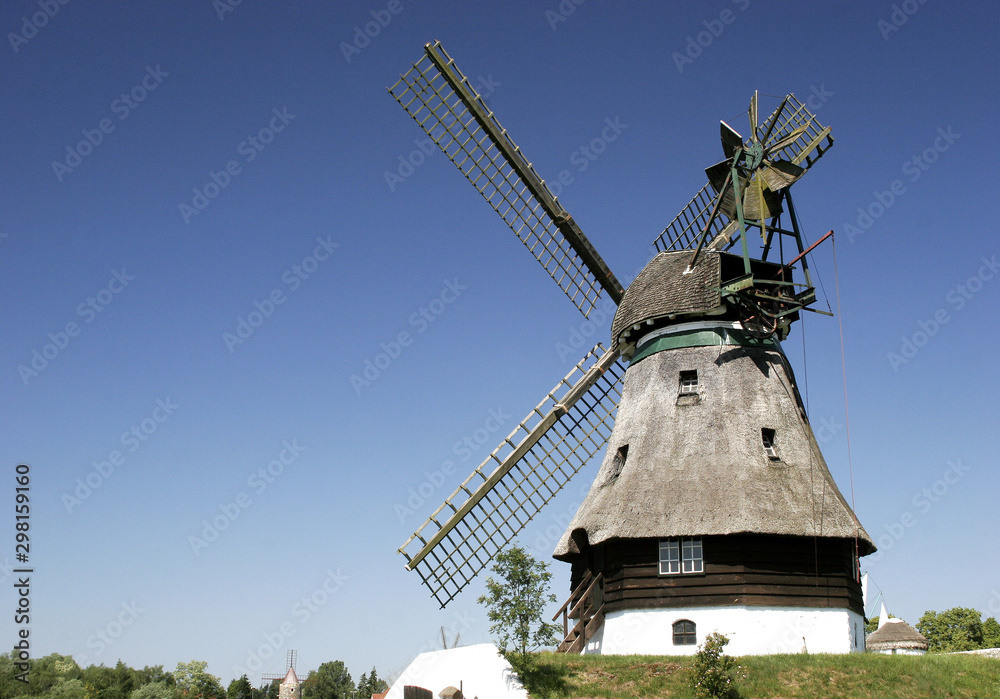 Windmühle in der Landschaft