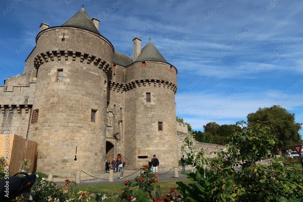 Guérande en Loire-Atlantique, vue sur la porte Saint-Michel et les remparts de la ville fortifiée (France)