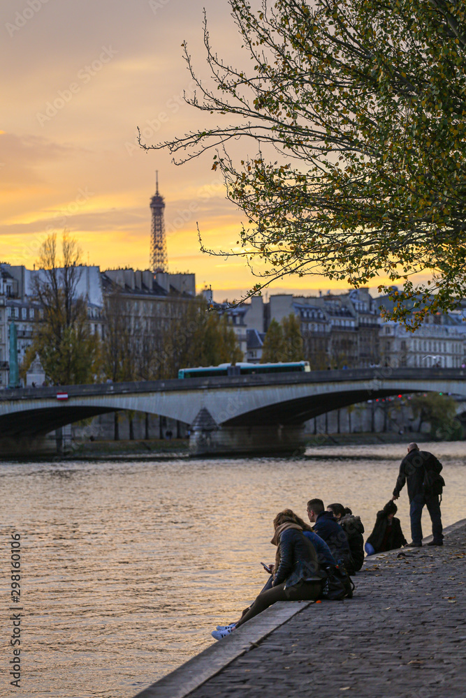 Tour Eiffel, bord de Seine et touristes au coucher du soleil