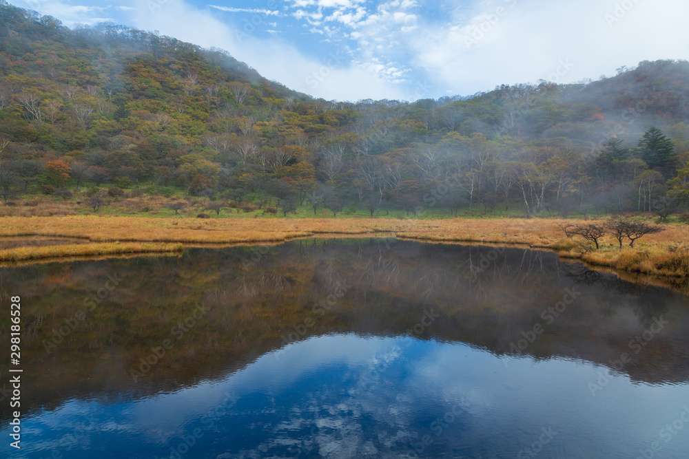 赤城山朝霧の覚満渕に映る紅葉