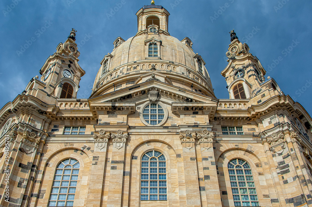 Fassade der Dresdner Frauenkirche von unten