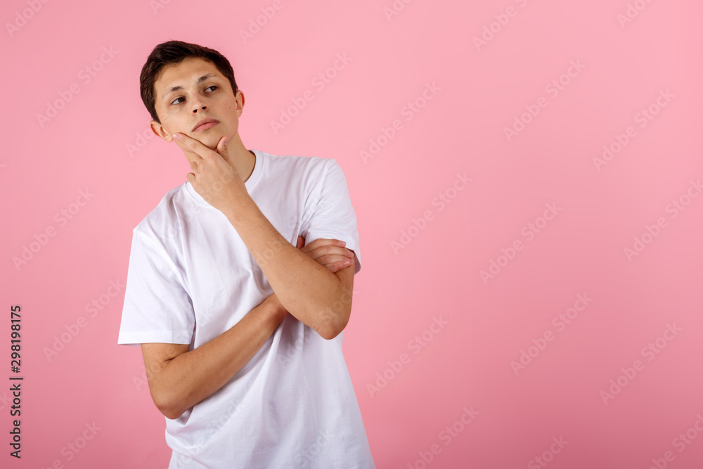 Obraz premium Handsome young man on pink background thinking an idea