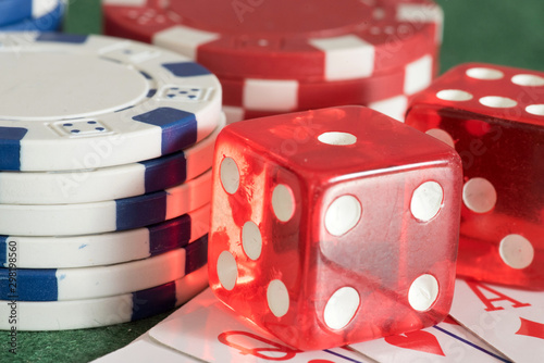 Würfel und Jetons in einem Casino