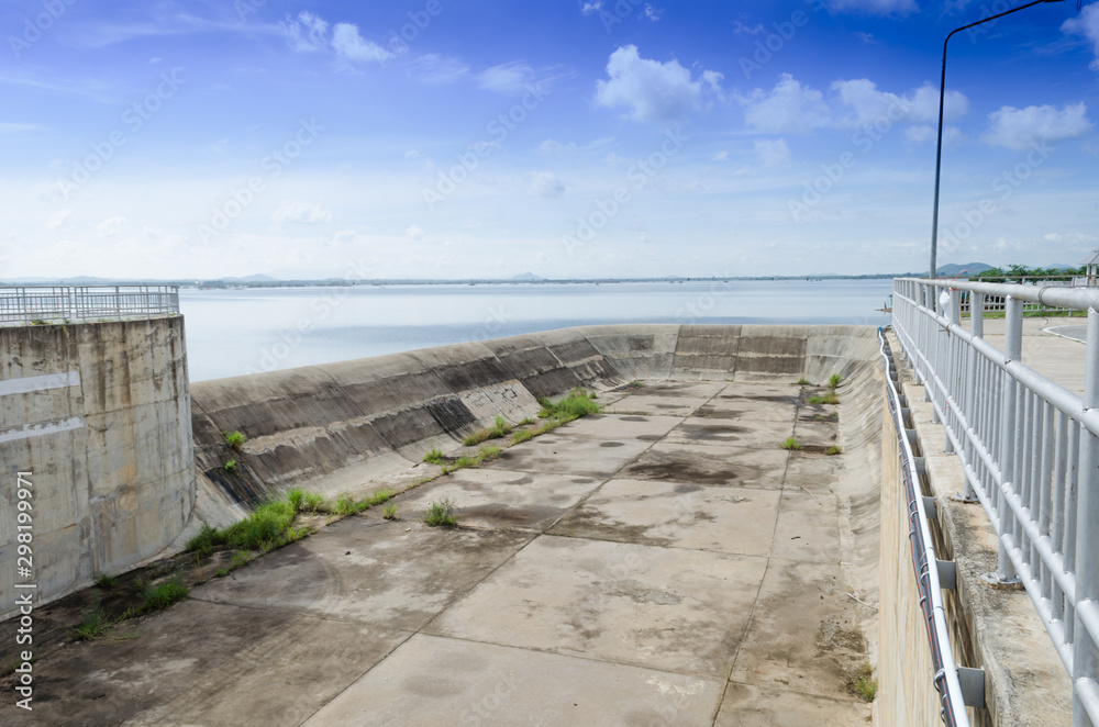 Obraz premium Dam with blue sky