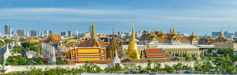 Naklejka premium Panorama z wielkiego pałacu i szmaragdowej świątyni buddy w Bangkoku.