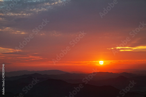雲間に沈む太陽 / 銭坪山から見るサンセット