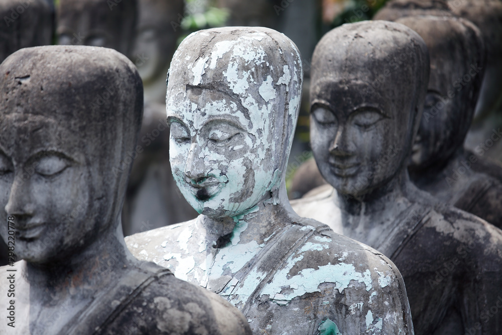 Obraz premium grunge weathered buddha statue background