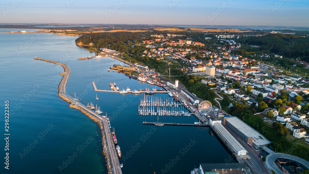 Sassnitz - miasto, kurort i port nad morzem bałtyckim na wyspie rugia widok na port o wschodzie słońca - obrazy, fototapety, plakaty 