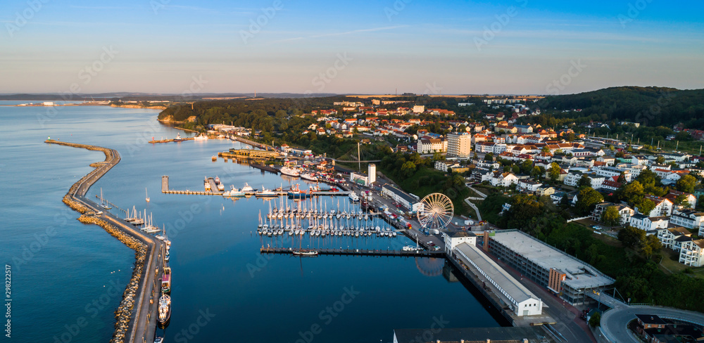 Sassnitz - miasto, kurort i port nad morzem bałtyckim na wyspie rugia widok na port o wschodzie słońca - obrazy, fototapety, plakaty 