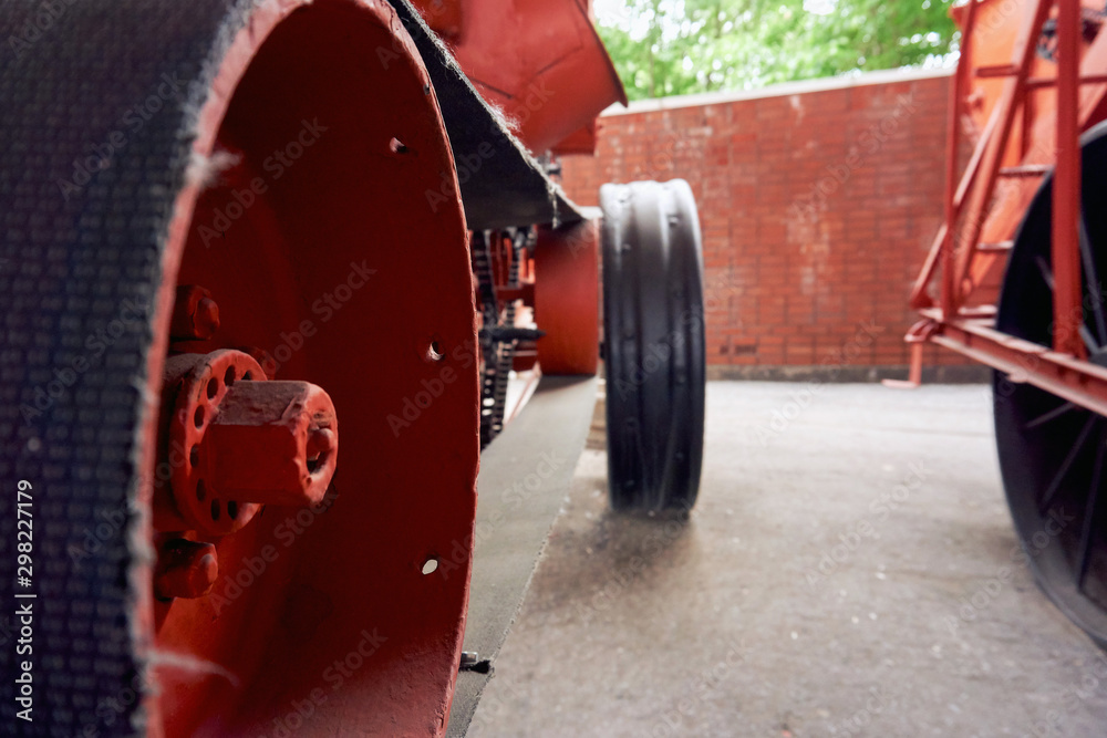 Naklejka premium metal wheels without tires on a very old tractor of the early 20th century in an open-air museum