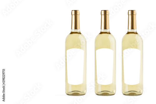Botellas de vino blanco con etiqueta blanca sobre fondo blanco aislado. Vista de frente. Copy space