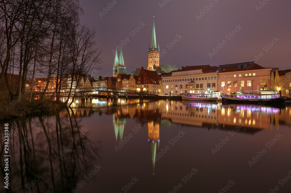 Die Untertrave in Lübeck mit Spiegelung der schönen Häuser