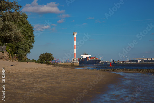 Strand und Leuchtturm in Blankenese an der Elbe