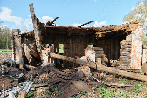 Schilderij op canvas destroyed old brick home in forest, close-up