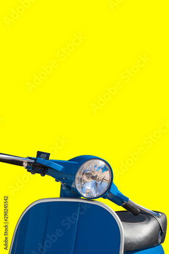 Scooter clásico con fondo amarillo y espacio para colocar texto