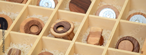 Ringe aus Holz - moderner Holzschmuck in einer Holzschatulle