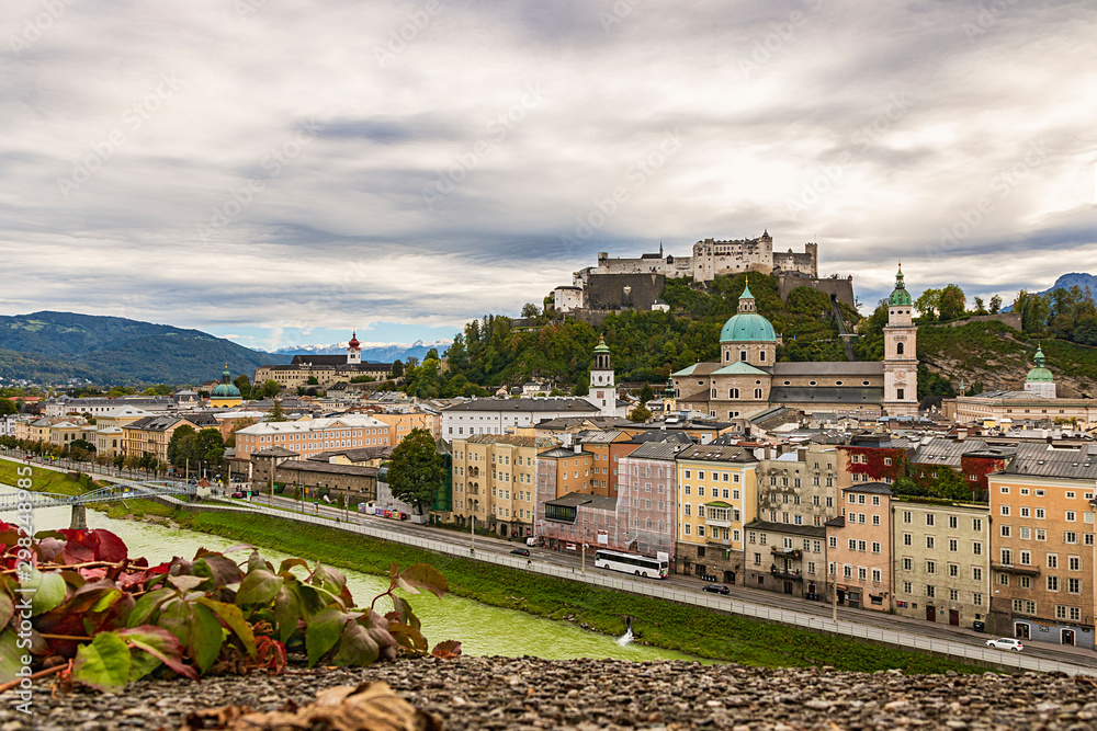 Obraz premium Salzburg skyline with Festung Hohensalzburg herriage in the autumn, Salzburg, Austria