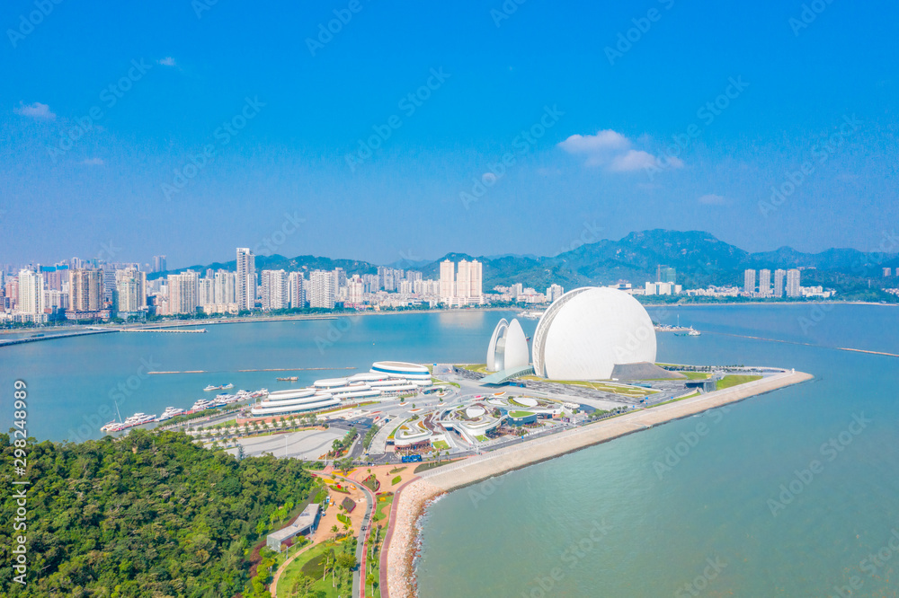 Naklejka premium City waterfront view of Beaver Island on Couple Road in Zhuhai City, Guangdong Province