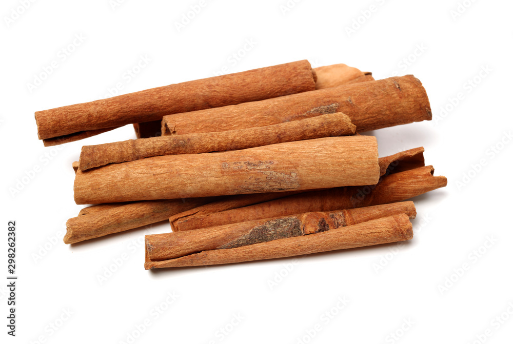 Obraz premium Cinnamon on a white background