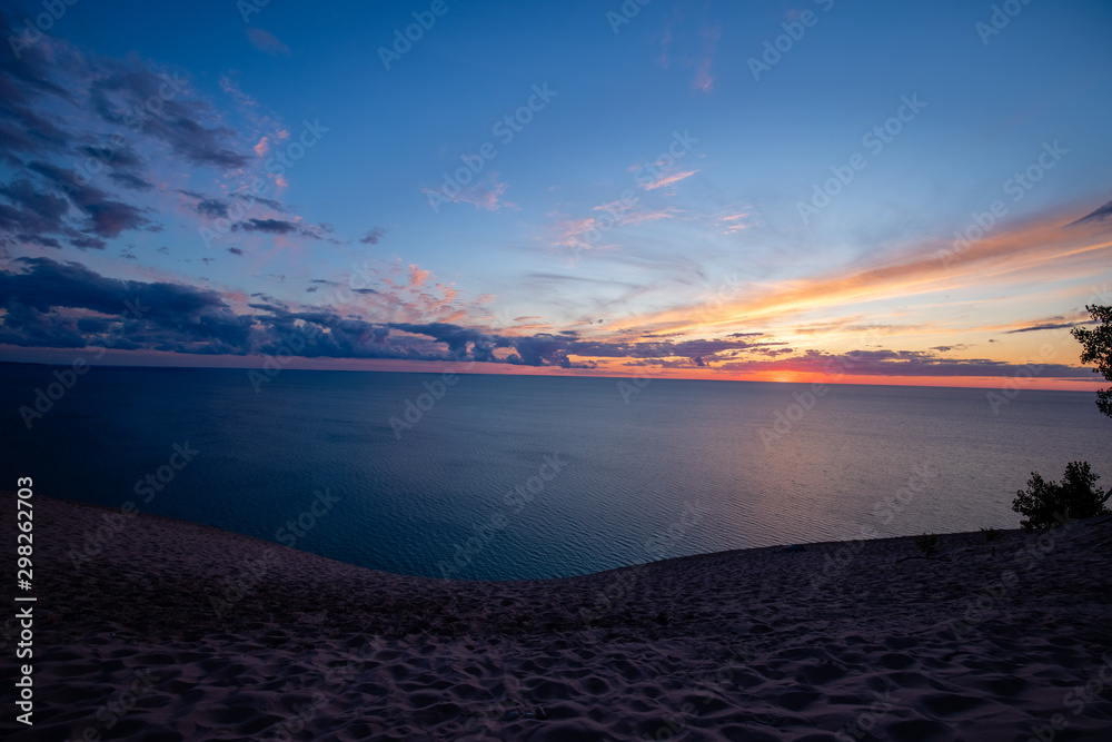 Sonnenuntergang am Meer mit Sanddünen