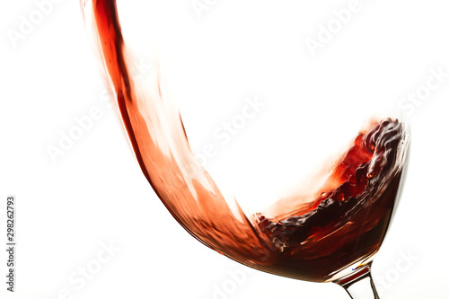 Fotografie, Obraz Llenando copa de vino tinto con movimiento sobre fondo blanco liso y aislado