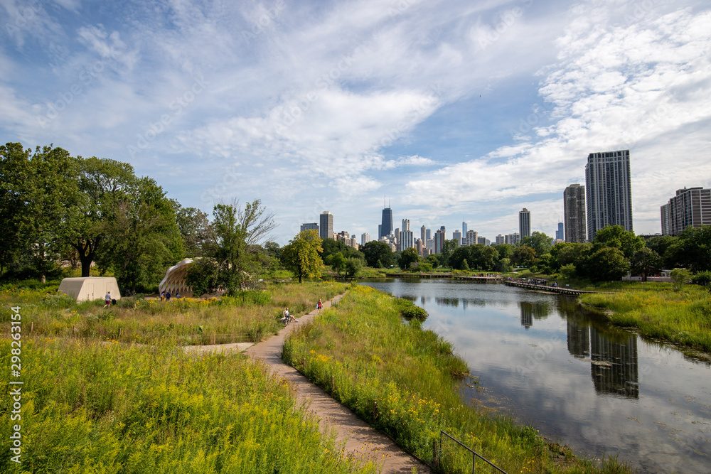 Park in Chicago mit Skline von Hochhäusern und kleinem See 