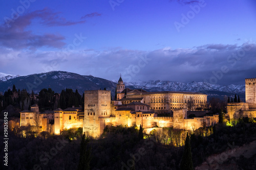Vista exterior de la Alhambra al anochecer, Granada, Andalucía, España 