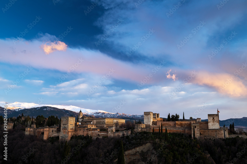 Vista exterior de la Alhambra al atardecer, Granada, Andalucía, España	