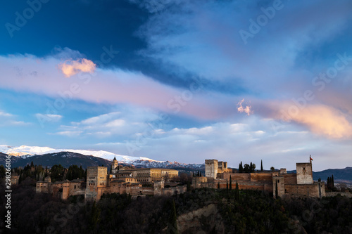 Vista exterior de la Alhambra al atardecer, Granada, Andalucía, España 