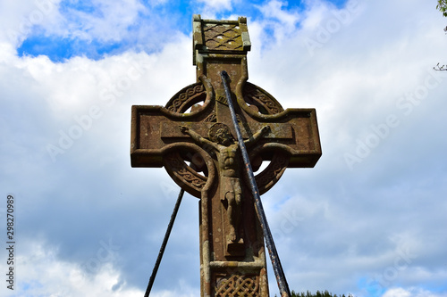 Celtycki krzyż na cmentarzu Irlandia Północna