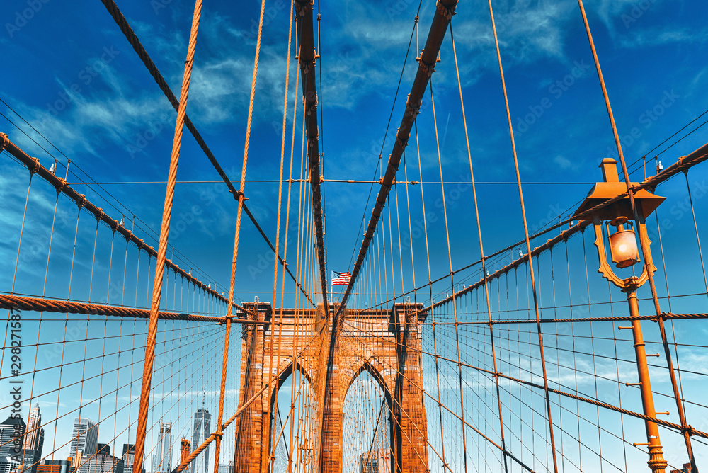 Obraz premium Nowy Jork, USA, Most Brookliński przez East River, między Manhattanem a Brooklynem.