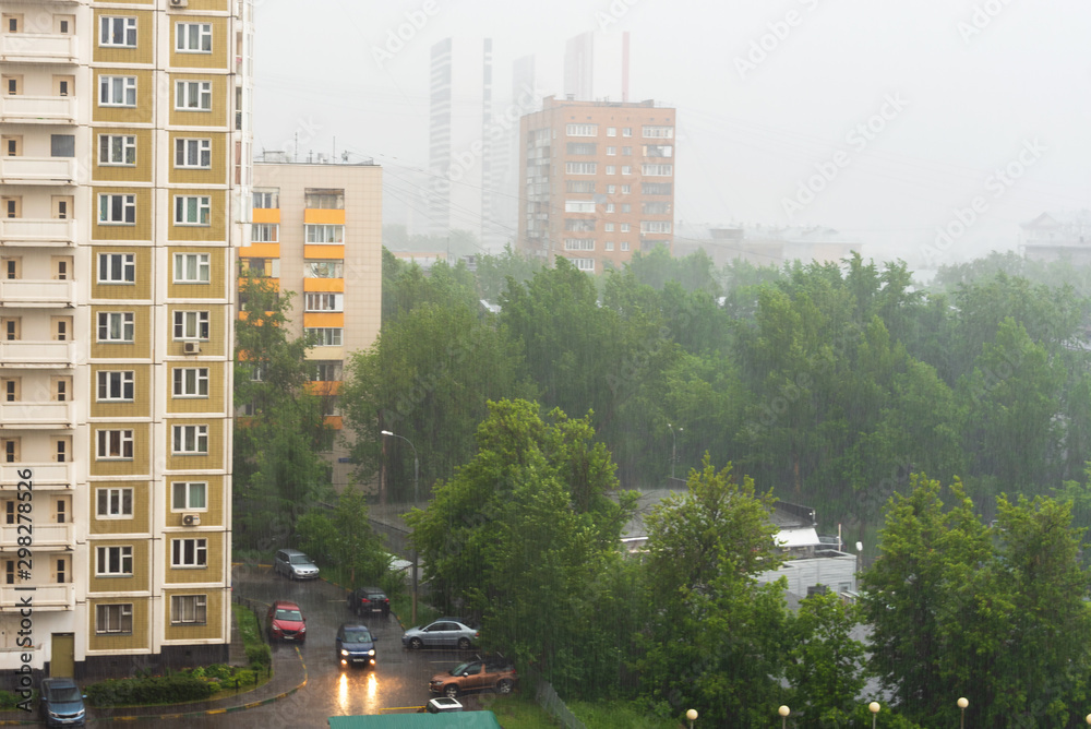 Obraz premium View of the city during a heavy storm