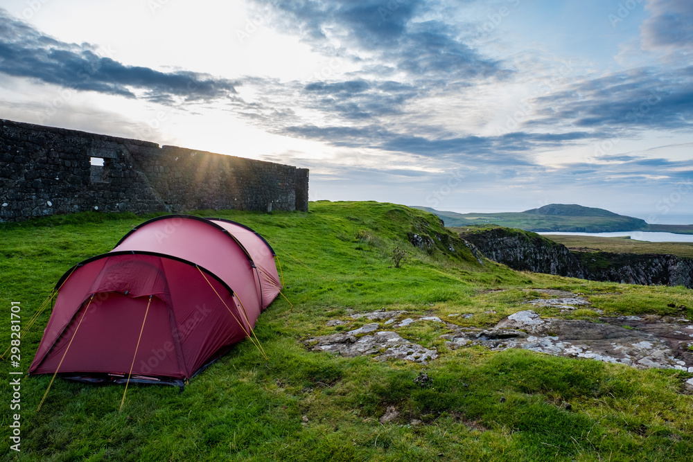 Campen mit einem roten Zelt entlang der Küste der Isle of Skye