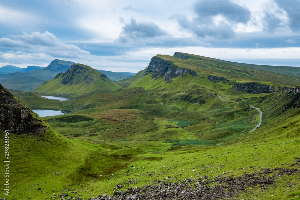 Malerische Hügellandschaft auf der Isle of Skye in den schottischen Highlands