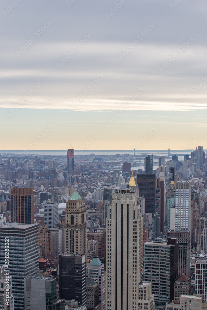 Fototapeta premium Widok zachodu słońca na panoramę Manhattanu i Empire State Building ze szczytu Rockefeller Center