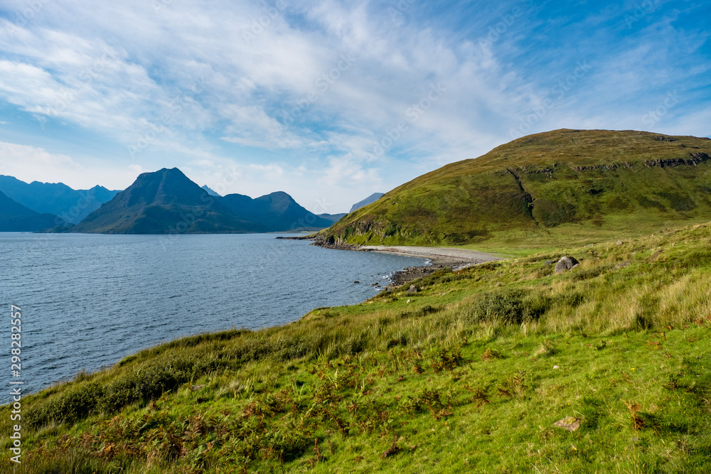 Abgeschiedene Weiden entlang der küste der Isle of Skye