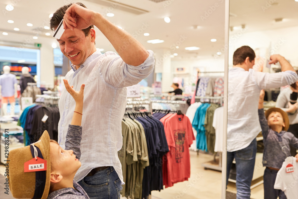 Naklejka premium Vater und Sohn im Mode Discounter