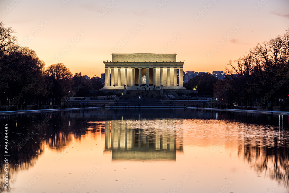 Night view of the Lincoln Memorial in Washington D.C.